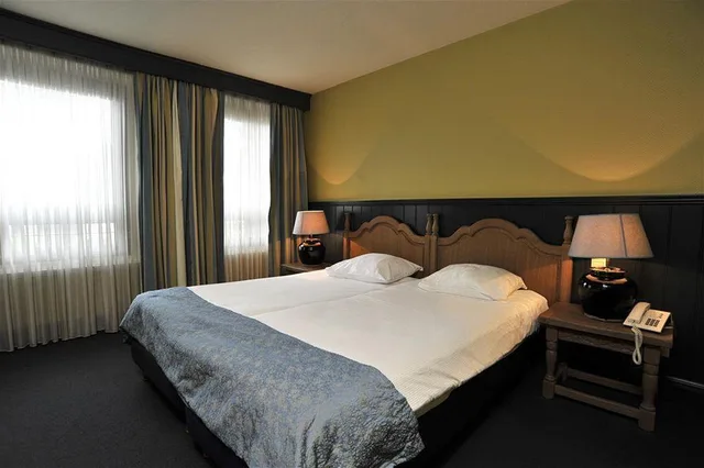 غرفة ديلوكس بسريرين منفصلين، Golden Tulip West Ende 3/4