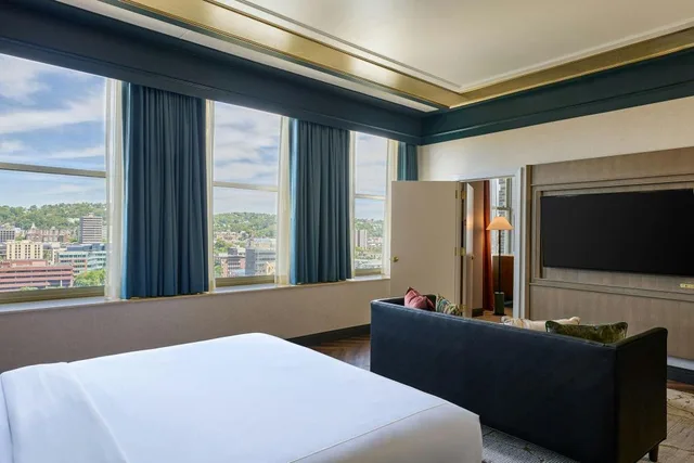 جناح ديلوكس بسرير كينج بإطلالة على النهر بغرفة نوم واحدة، Renaissance Pittsburgh Hotel 1/5