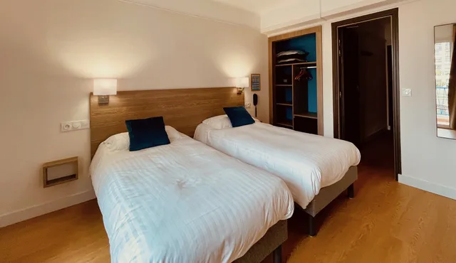 غرفة بسريرين منفصلين بإطلالة على الفناء، Hotel Courbet 2/4