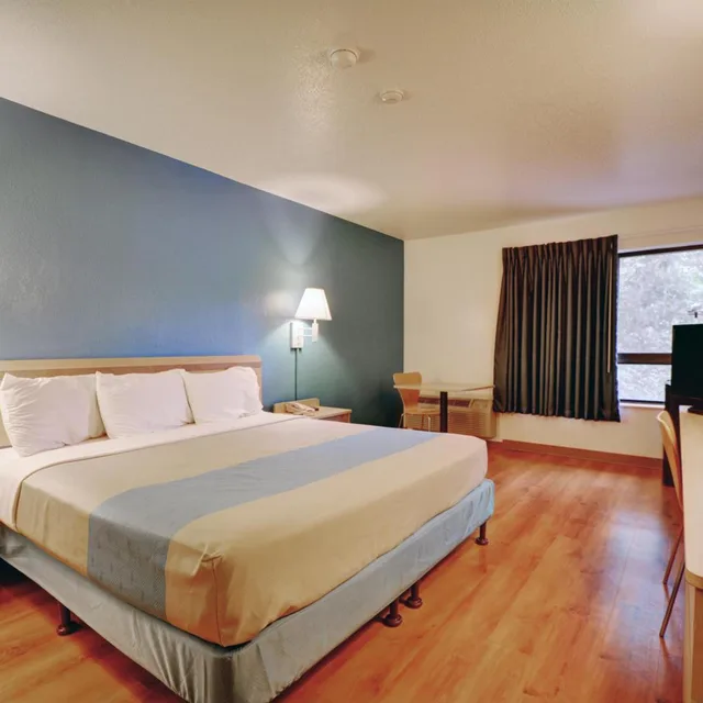 غرفة بسرير كينج للمدخنين، Motel6 Newport, RI 1/6
