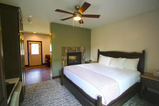غرفة ديلوكس بسرير كينج، Mount Princeton Hot Springs Resort 2/2