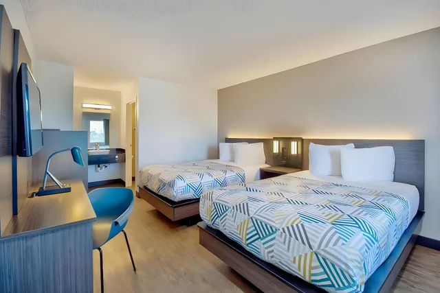 2 Full Beds - Micfridge، Motel6 Vallejo, CA - Six Flags West 1/1