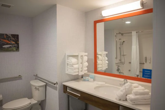 غرفة بسرير كوين بحوض استحمام لذوي الإعاقة، Hampton Inn & Suites Erie Bayfront 4/8