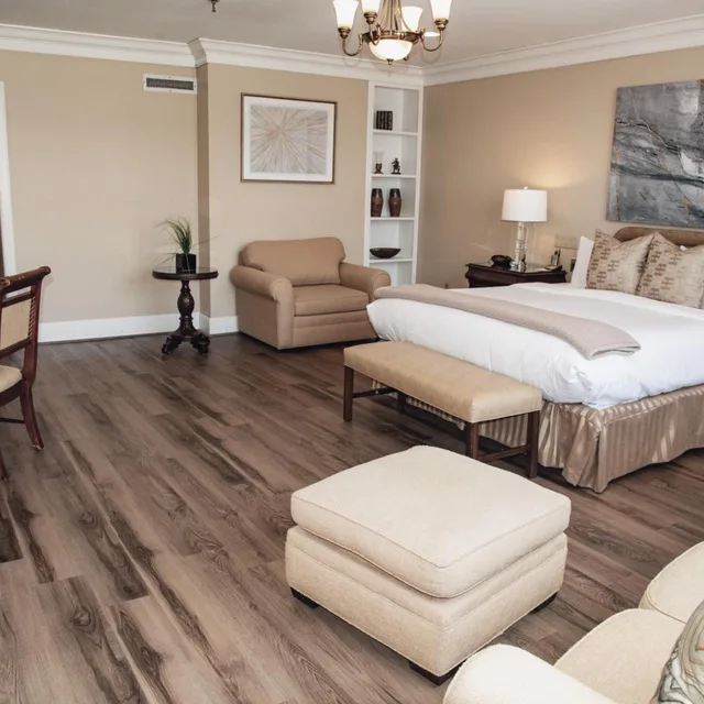 Executive, Suite, King Bed, City View, Sofa, Jetted Tub, Haywood Park Hotel, Ascend Hotel Collection 2/4