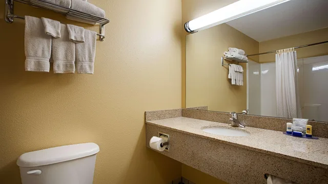 غرفة، Best Western Penn-Ohio Inn & Suites 3/3