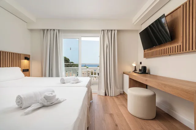 غرفة ديلوكس بسريرين منفصلين مع أريكة بحوض جاكوزي، WelikeHotel Triton beach 1/10