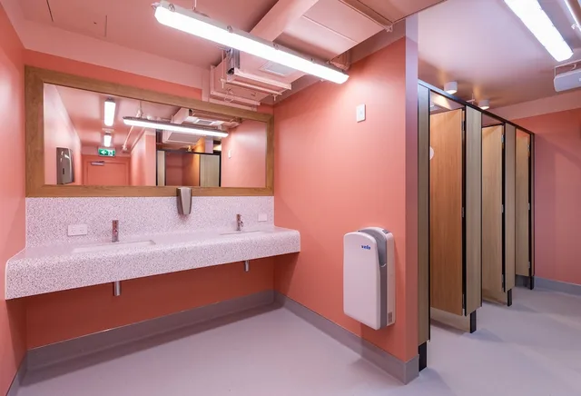 Super King Ensuite Interior، LyLo Auckland 2/2