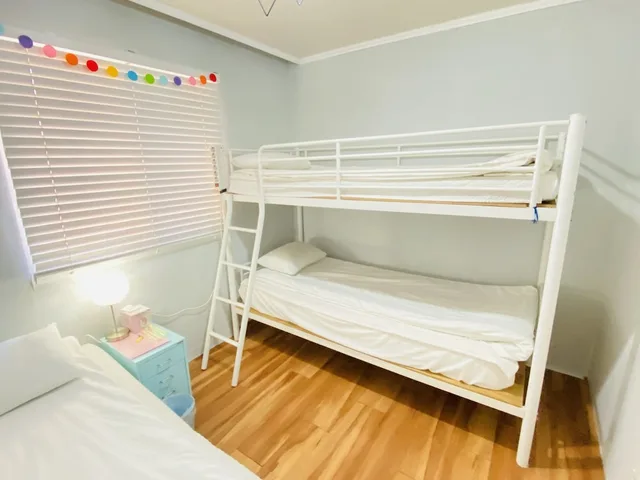 غرفة ثلاثية بسرير بطابقين وسرير فردي، Aroha Guest House 2/5