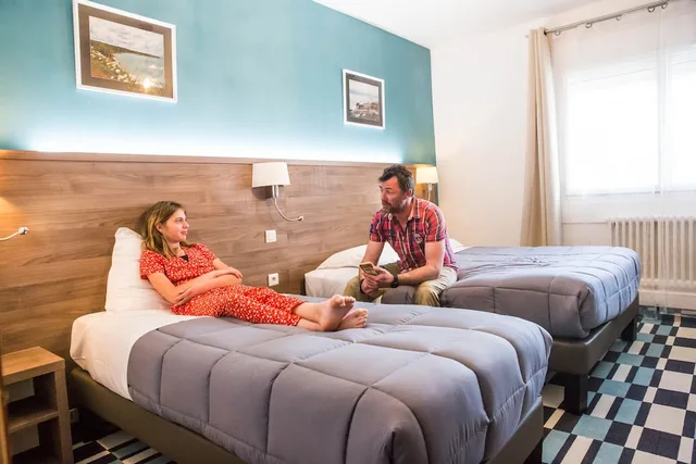 غرفة كومفورت ثلاثية بسرير مزدوج وسرير فردي، Hotel Les Pieux 5/10