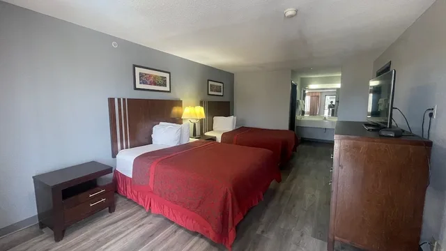 غرفة قياسية بسريرين كوين، Days Inn & Suites by Wyndham Winnie 2/7