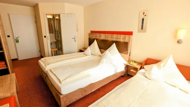 غرفة ثلاثية بسرير كوين وسرير فردي، Ambient Hotel Am Europakanal 1/4