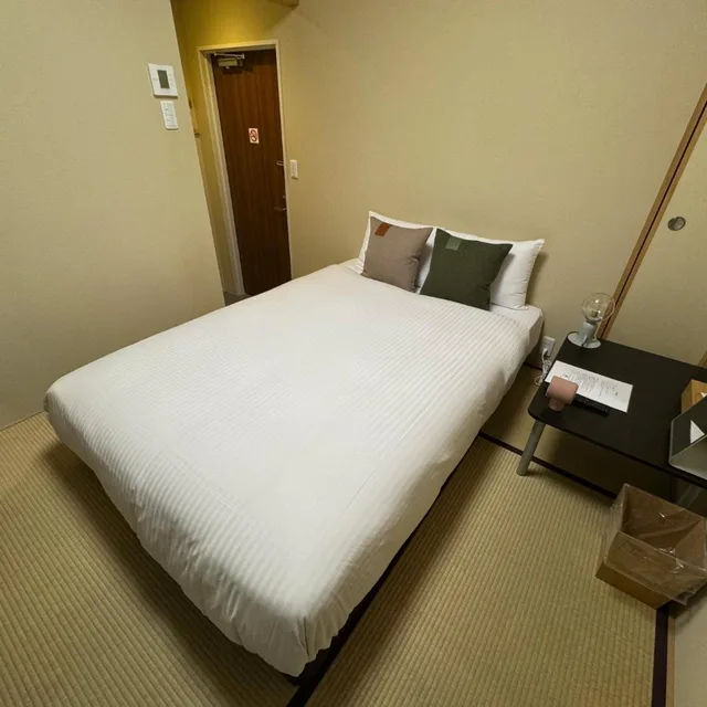 Small Double, Hotel It's On 3/10
