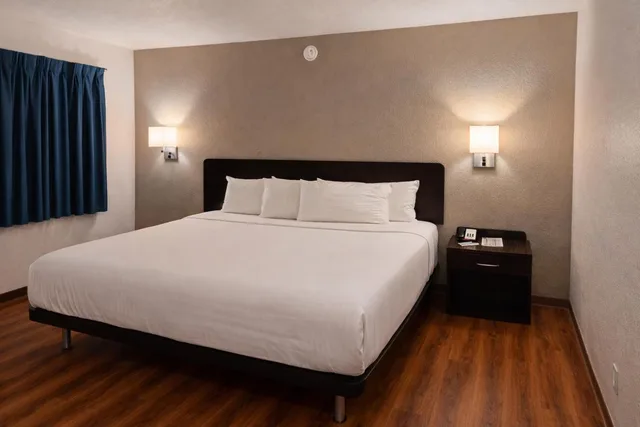 1 King Bed - Mobility Accessible RI Shower Nsmk, Motel6 Blythe, CA 3/10