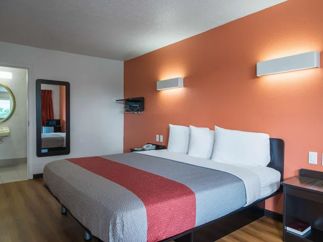 غرفة بسرير كينج لغير المدخنين، Motel6 Columbus, OH - OSU 6/9