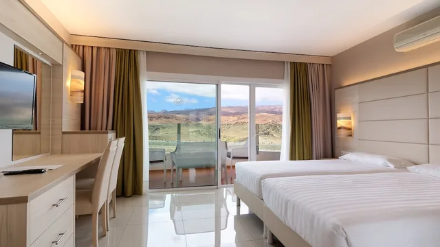 غرفة بسرير مزدوج بشرفة، Bull Escorial and Spa 2/4