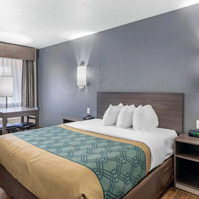 Room, King Bed, Queen Bed, Econo Lodge Inn & Suites Socorro NM 2/4