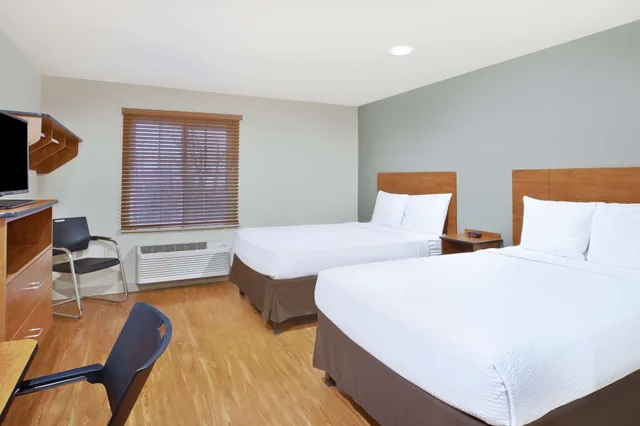 غرفة قياسية بسريرين مزدوجين للمدخنين، WoodSpring Suites Columbus Urbancrest 1/3