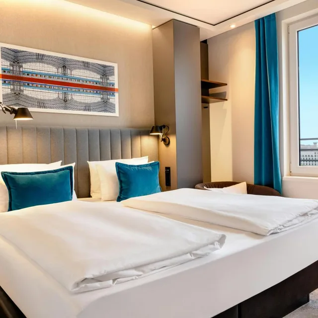 Deluxe, King Bed, Hotel Motel One Berlin-Hauptbahnhof 1/7
