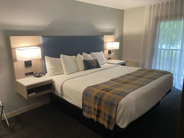 غرفة قياسية بسريرين كوين بإطلالة على البحيرة بشرفة، Best Western Lake Lucille Inn 5/7