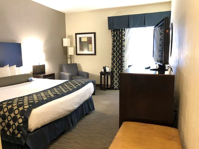 غرفة بسرير كينج بحوض استحمام لذوي الإعاقة، Best Western Plus Coldwater Hotel 1/3