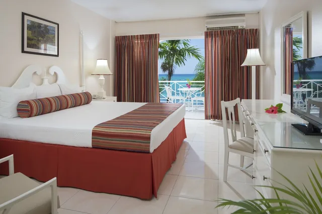 غرفة ديلوكس بسرير كينج بإطلالة على البحر بشرفة، Sea Garden Beach Resort 1/3