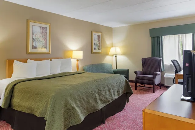 غرفة بريميوم بسريرين كوين بإطلالة على المسبح، All Seasons Inn & Suites Smithfield Providence 1/1
