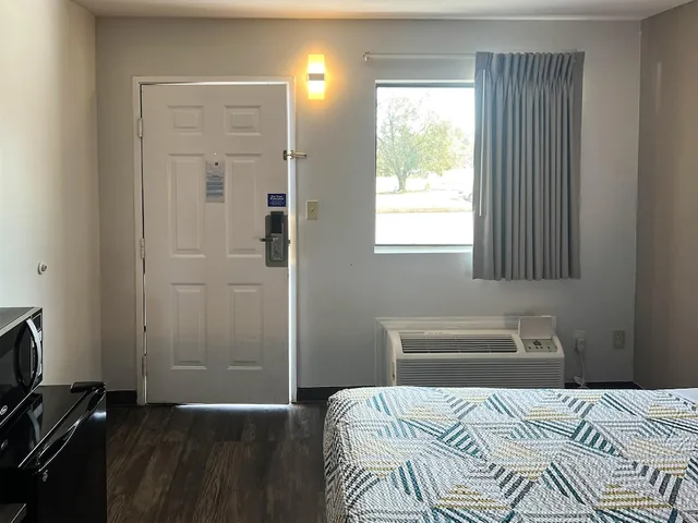 غرفة ديلوكس بسرير كينج للمدخنين لذوي الإعاقة، Motel6 Ozark, AR 3/4