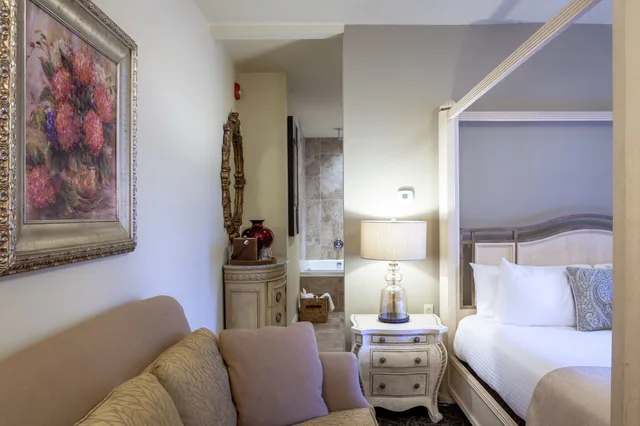 غرفة بسرير كينج بجاكوزي، Inn At Leola Village 1/3