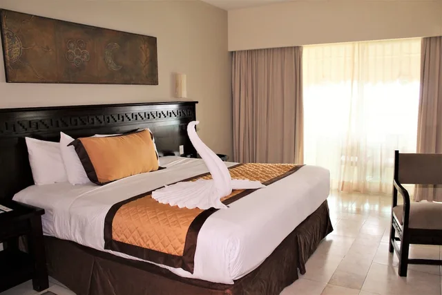 Emerald, Suite, King Bed, Jetted Tub، Bluebay Grand Esmeralda All Inclusive 3/7