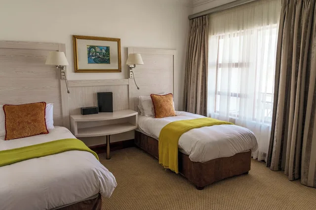 Luxury, Twin Beds, Val Du Charron Coach House 2/6