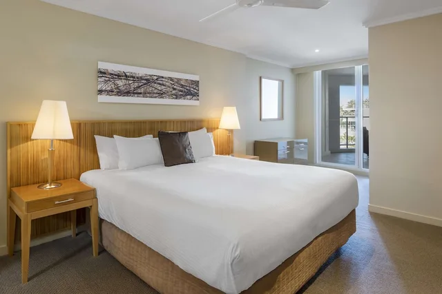 شقة بسرير كينج وسريرين منفصلين بإطلالة على البحر بغرفتي نوم، Oaks Hervey Bay Resort and Spa 3/4