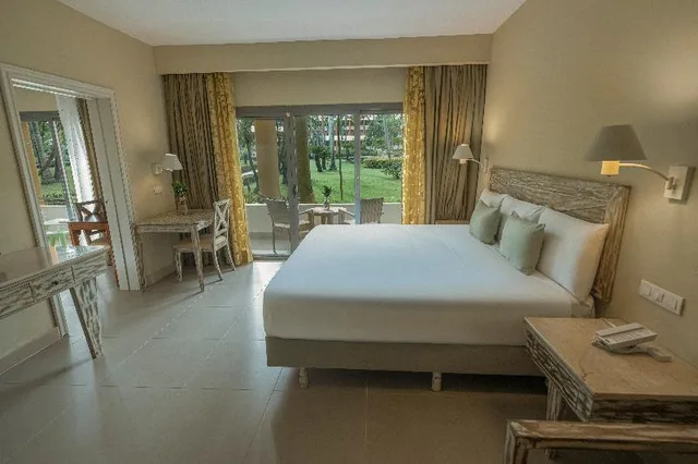 غرفة عائلية بسرير كينج وسريرين مزدوجين بغرفتي نوم، Iberostar Waves Dominicana 2/2