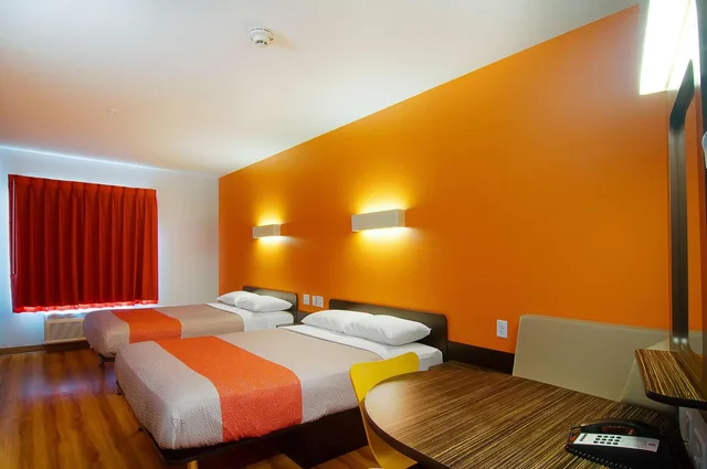 2 Queen Beds Non-Smoking, Shower، Motel6 Midland Tx 6/10