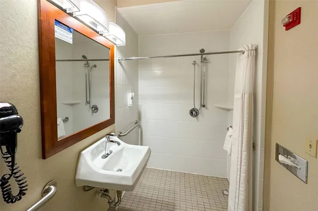 غرفة بسرير كينج لذوي الإعاقة، Comfort Inn & Suites Geneva - West Chicago 6/7