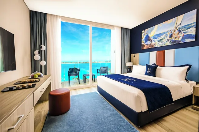 غرفة تنفيذية عائلية بسرير كوين وسريرين منفصلين بإطلالة على البحر، M Hotels at Porto Marina 2/5