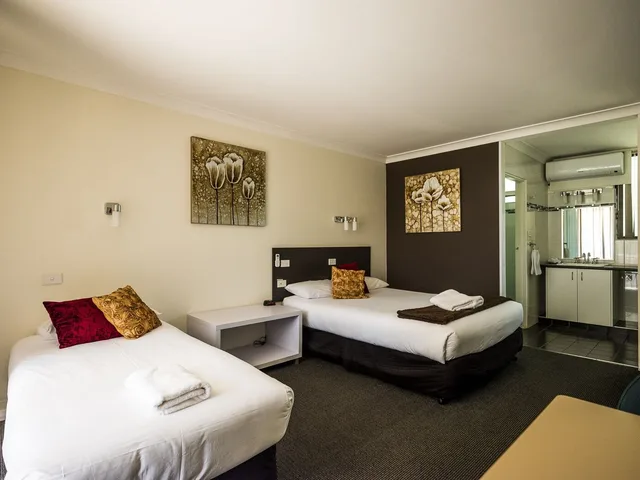 Motel, Deluxe, 1 Queen and 1 Single Bed, Plainsman Motel 2/8
