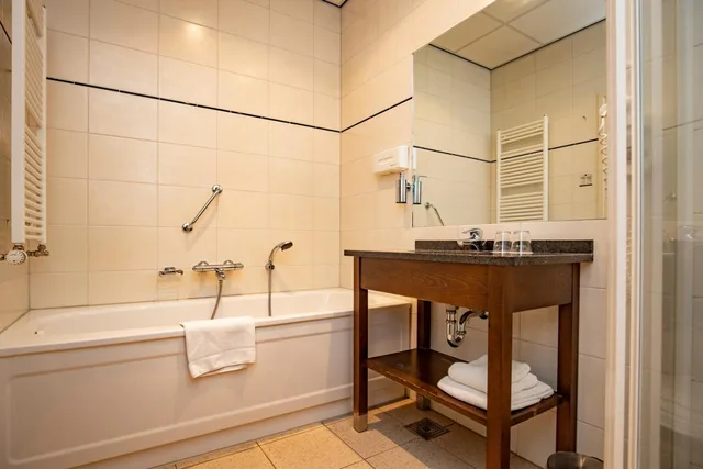 Superior, Queen Bed, Fletcher Hotel-Restaurant Amersfoort 4/4