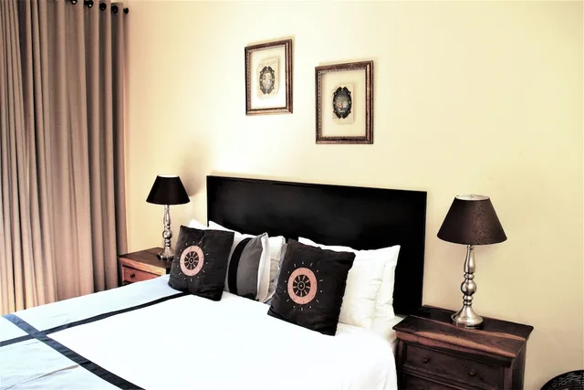 غرفة قياسية بسرير كوين، African Roots Guest House 3/3