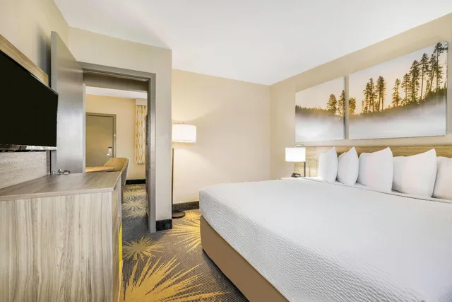 2 Bedrooms, Suite, Days Inn by Wyndham Cortez 3/6