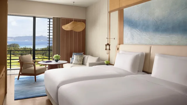 غرفة ديلوكس بسريرين مزدوجين بإطلالة على البحر بشرفة، The Ritz Carlton Okinawa 5/10