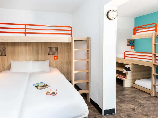Room, 3 Bunk Beds, Hotelf1 Paris Porte De Montreui 2/4