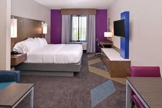 جناح بسرير كينج مع أريكة، Holiday Inn Express Suites Bryant Benton Area 2/2