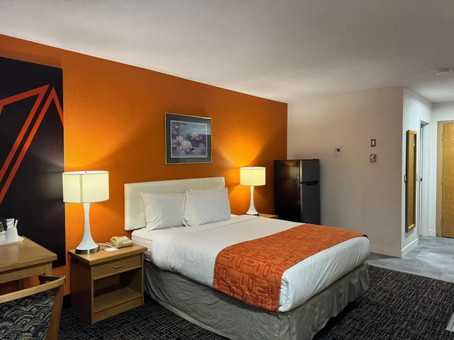 Room, Queen Bed, Pet Friendly, Howard Johnson By Wyndham Fort St John 2/9