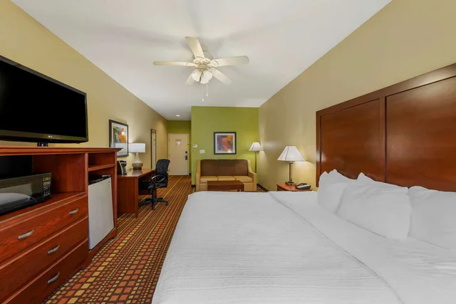 غرفة تنفيذية بسرير كينج مع أريكة، Best Western Plus Gadsden Hotel & Suites 2/4