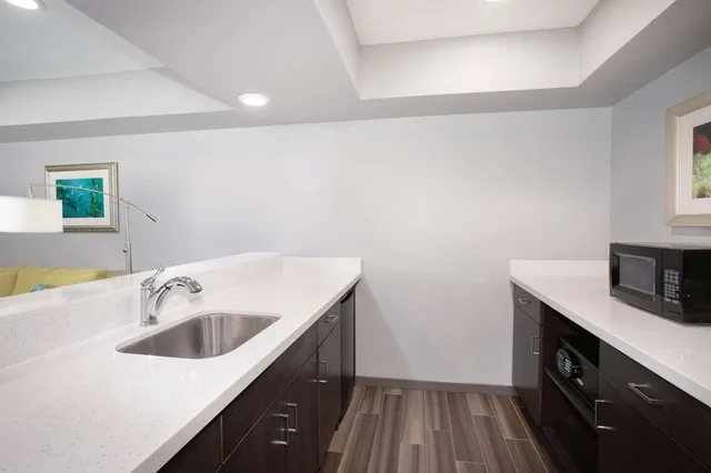 جناح بسرير كوين مع أريكة، Hampton Inn Monterey 4/5