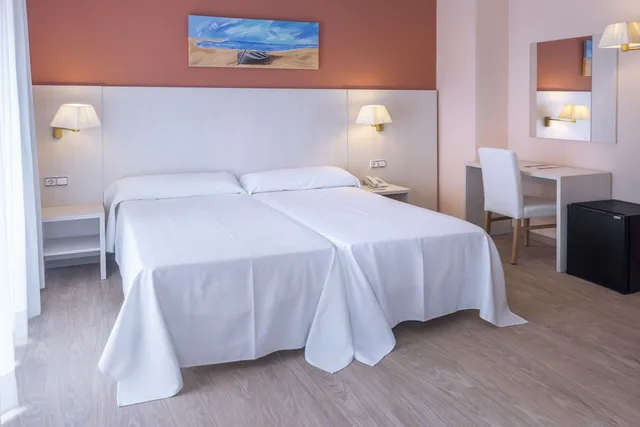 غرفة عائلية بسريرين منفصلين مع أريكة، GHT Balmes Hotel, Aparthotel & Splash 1/10