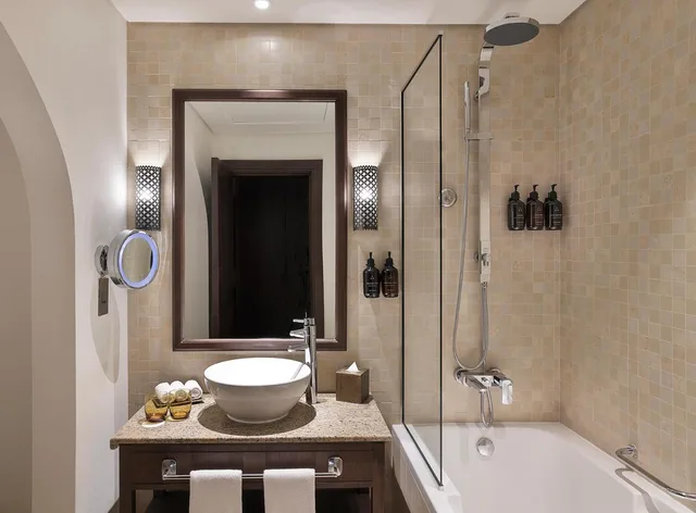 غرفة ديلوكس بسريرين منفصلين بإطلالة لذوي الإعاقة، Aldhafra Resort, Vignette Collection, an IHG Hotel 6/7