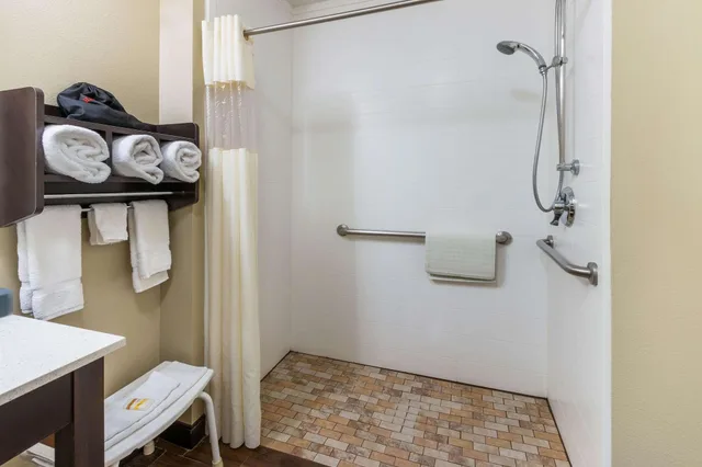 غرفة بسرير كينج لذوي الإعاقة، La Quinta Inn & Suites by Wyndham Artesia 3/4