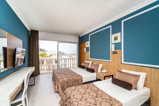 غرفة قياسية بسرير مزدوج وسرير فردي بإطلالة على البحر، SL La Perla Hotel Kemer 4/10