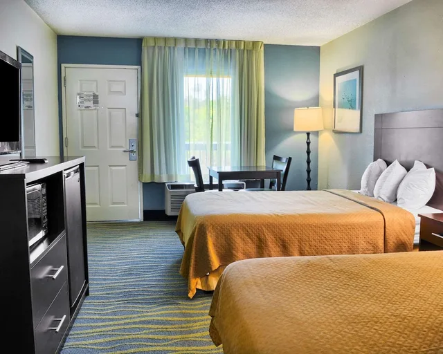 غرفة قياسية بسريرين مزدوجين، Quality Inn Thornburg 2/4